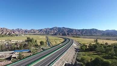 4K青海高原地区高速公路视频的预览图
